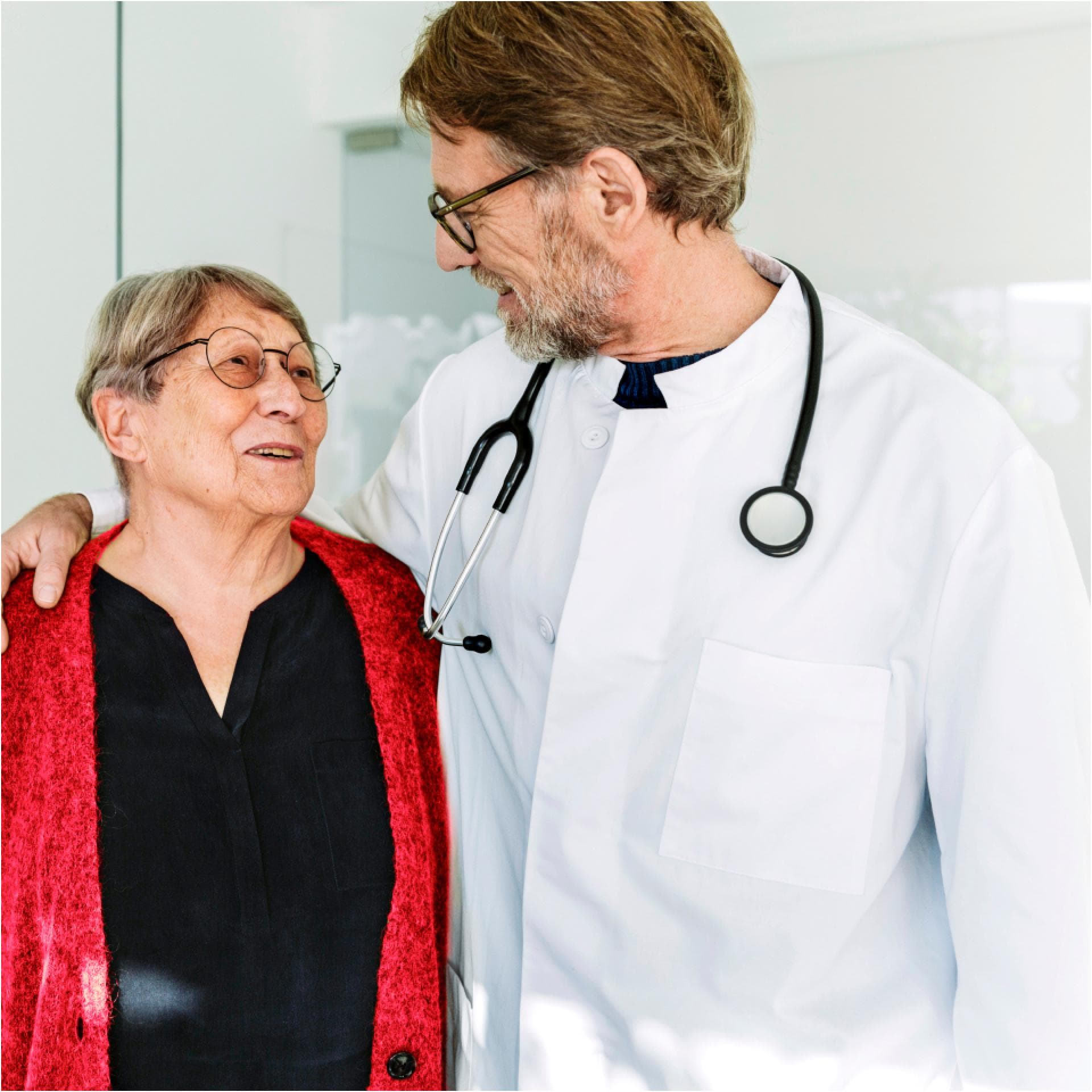 Medico esperto con una paziente anziana