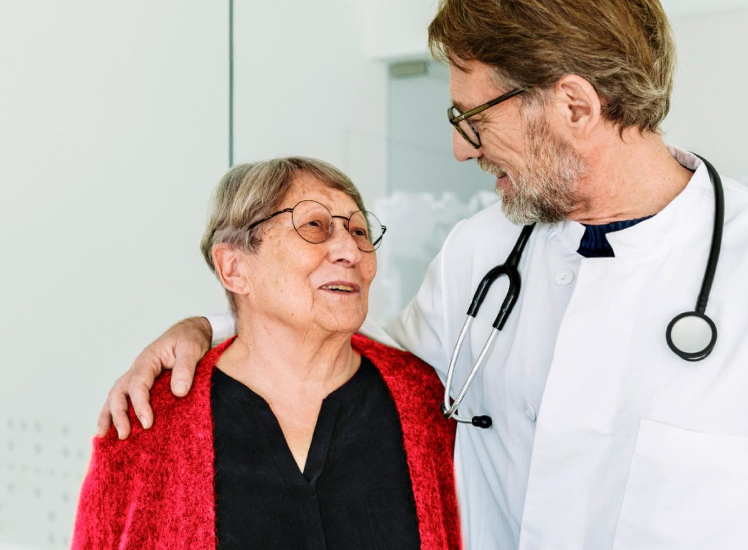 Medico esperto con una paziente anziana